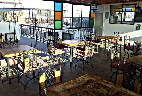 a group of tables and chairs in a restaurant at Hotel Andalucía in Arica