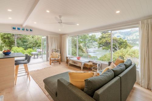 Ruang duduk di Otahuahua - Akaroa Holiday Home