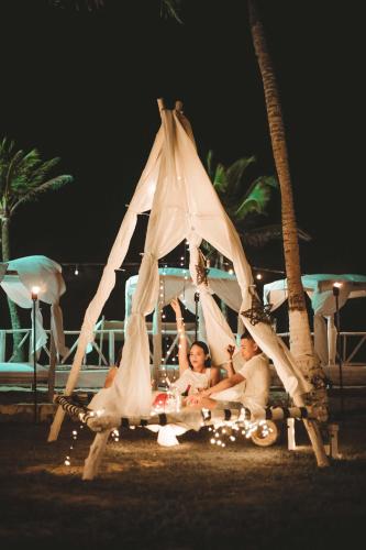 a group of people sitting in a tent on the beach at Marbelo Coveñas by Bernalo Hotels in Coveñas