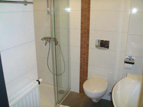 La salle de bains est pourvue d'une douche et de toilettes. dans l'établissement Zajazd Mat, à Bełk