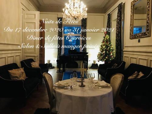 Um restaurante ou outro lugar para comer em Château Chevalier des Montys