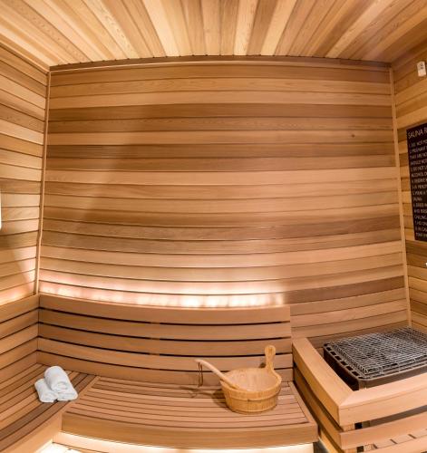 a sauna with a basket in the middle at Lotte Hotel Seattle in Seattle