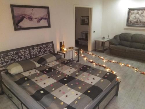 um quarto com uma cama, um sofá e luzes em Home in Center with jacuzzi em Ivano-Frankivsʼk