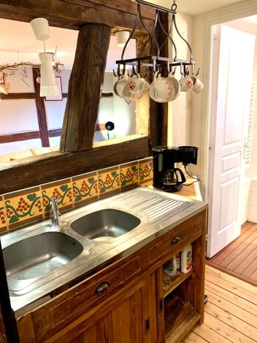 une cuisine avec un évier et un plan de travail dans l'établissement Gite 