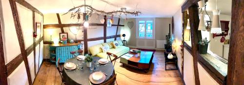 un salon avec un canapé et une table dans l'établissement Gite 