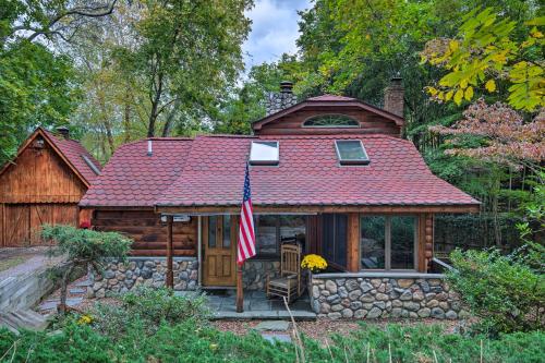 Φωτογραφία από το άλμπουμ του Remote Long Island Lakefront Cabin with Deck and Grill σε Middle Island