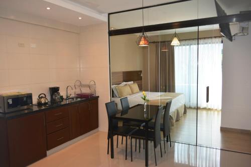 a bedroom with a dining room table and a bed at Premium Suites Deluxe Aparthotel Equipetrol in Santa Cruz de la Sierra
