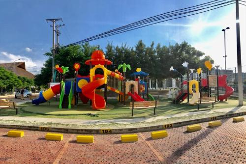 Ein Kinderspielbereich in der Unterkunft Apartamento en Ricaurte Peñazul la Morada