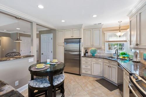 2 BR Evian Gorgeous Golf Views King 2 Twins Fold Out Bikes & Beach Gear included 2 Parking passes photo 12
