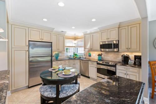 2 BR Evian Gorgeous Golf Views King 2 Twins Fold Out Bikes & Beach Gear included 2 Parking passes photo 21
