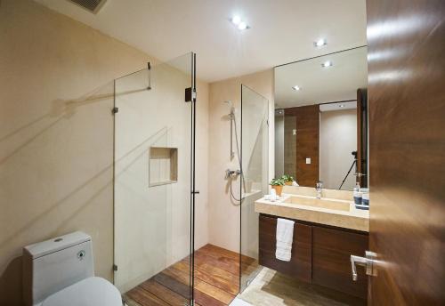 A bathroom at Modern Jungle Hideaway with Private Pool in Aldea Zama