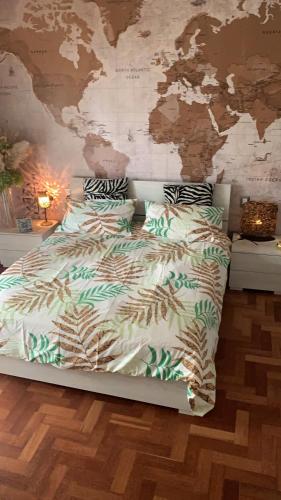- une chambre avec un lit et une carte murale dans l'établissement A casa da Manuela, à Parme