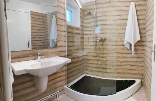 un baño con lavabo y ducha en Vila Panduri 23, en Buşteni