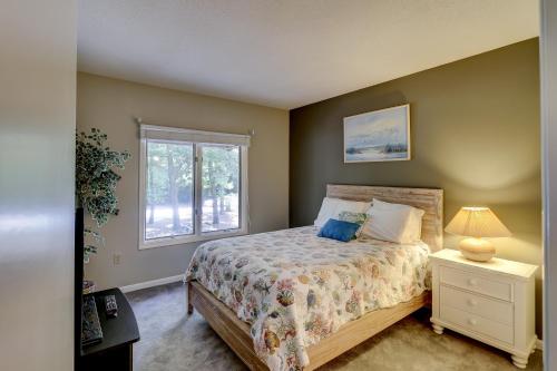 a bedroom with a bed and a window at Granite New Furniture King Queen Sleeps 6 Bikes & Beach Gear included in Hilton Head Island