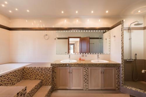 Koupelna v ubytování Kassiopi View Villas-Corfu-Villa Christos-4 bedrooms-big private pool-sea view-prime location