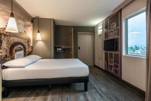 a hotel room with a bed and a window at ibis Chia in Chía