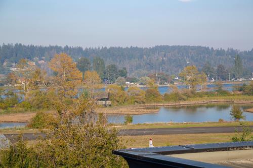 een uitzicht op een meer met een persoon op een dak bij Bayview Hotel in Courtenay