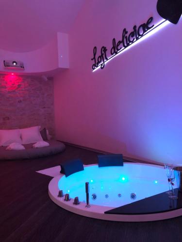a room with a bath tub with a sign on the wall at Loft Deliciae in Remoulins