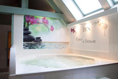 Kupatilo u objektu Logis Hotel Le Nuage