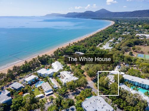 una vista aérea de la Casa Blanca y la playa en The White House Port Douglas en Port Douglas