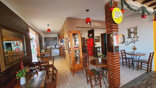 Um restaurante ou outro lugar para comer em Open House Canasvieiras - OH HOTÉIS