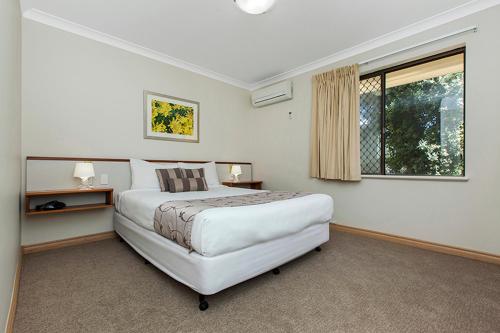 Tempat tidur dalam kamar di Silver Sands Resort Mandurah