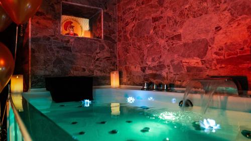 eine Badewanne in einem Zimmer mit einer roten Wand in der Unterkunft Il Gladiatore in Rom