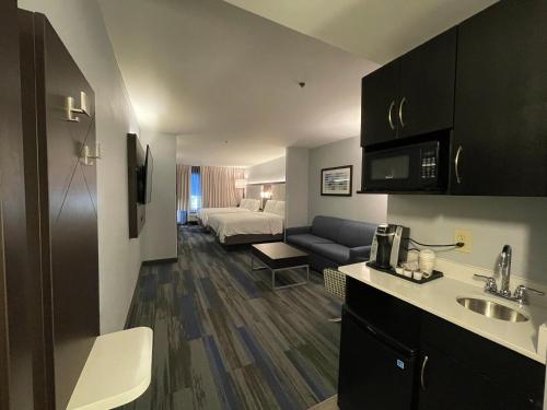 a hotel room with a kitchen and a living room at Holiday Inn Express & Suites Columbia - East Elkridge, Jessup an IHG Hotel in Elkridge