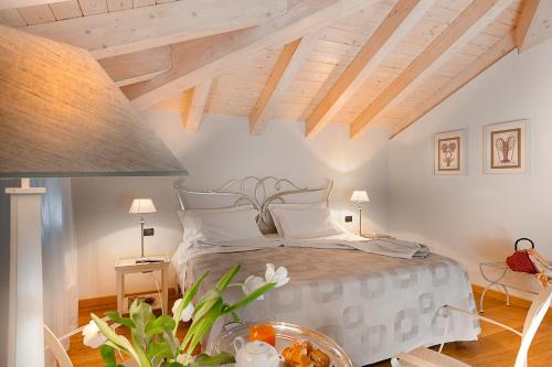 een slaapkamer met een bed en een houten plafond bij Affittacamere Boutique Room in Verona