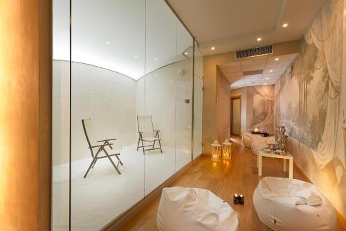 Affittacamere Boutique Room في فيرونا: غرفة معيشة مع جدار زجاجي