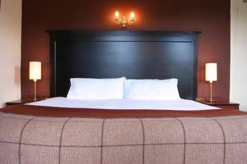 Una cama o camas en una habitación de Ben Wyvis Hotel