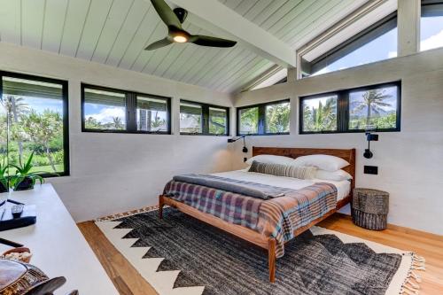 Ein Bett oder Betten in einem Zimmer der Unterkunft Haena Beach House home
