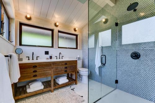 Ein Badezimmer in der Unterkunft Haena Beach House home