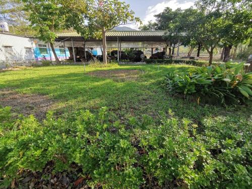 Un jardín fuera de 四重溪可以居民宿 Fine Inn