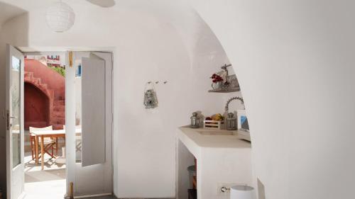 Oia, Finikia Cave House