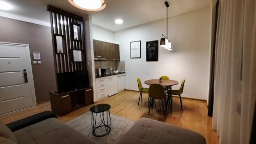 ein Wohnzimmer mit einem Sofa und einem Tisch in der Unterkunft Ancora apartment Lana in Novi Sad