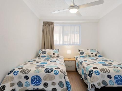 - une chambre avec 2 lits et une fenêtre dans l'établissement Island View 4 Opposite Wallis Lake, à Forster