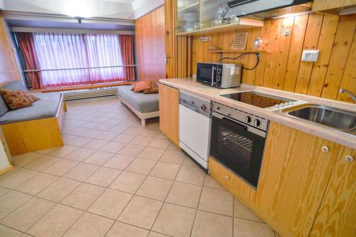 a kitchen with a sink and a stove at Res. Sole Alto appartamenti Solandra in Mezzana