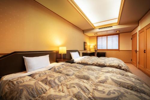 会津若松市にある今昔亭のランプ2つ付きの客室内の大型ベッド2台