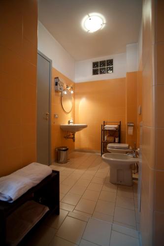 a bathroom with a toilet and a sink at Locanda Al 5 - Bed & Beer in Lainate