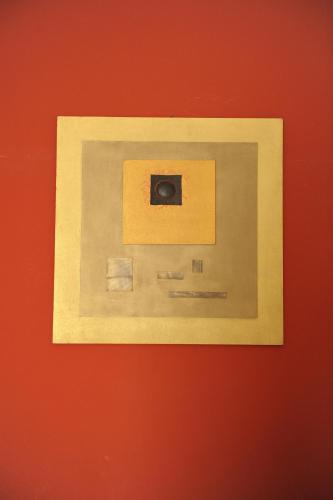 a painting of a camera on a red wall at Locanda Al 5 - Bed & Beer in Lainate