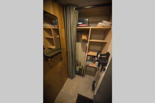 een kleine kamer met een trappenhuis en een kamer met een kamer bij Superbe -Appartement 2 personnes - Tignes le Lac - 813 - Le Palafour in Tignes