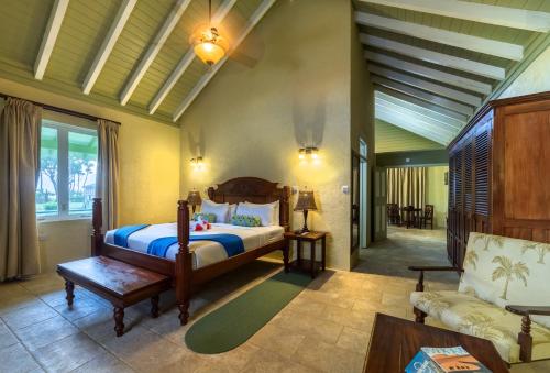 Ліжко або ліжка в номері Rosalie Bay Eco Resort & Spa