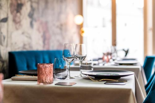 Ein Restaurant oder anderes Speiselokal in der Unterkunft Logis Hotel Restaurant Le Cheval Blanc 