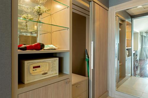 Cette chambre comprend un dressing et un four micro-ondes. dans l'établissement Nakara Long Beach Resort - SHA Extra Plus, à Ko Lanta