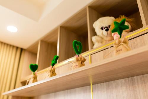 a bunch of stuffed animals on a shelf at Căn hộ TMS Pullman cao cấp Studio có ban công view biển - Golden Wave Homestay in Quy Nhon