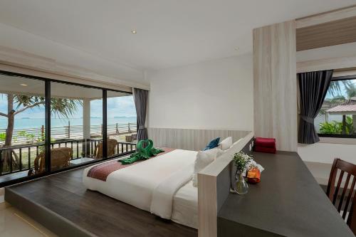 1 dormitorio con 1 cama grande y vistas al océano en Nakara Long Beach Resort - SHA Extra Plus, en Ko Lanta