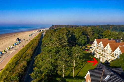 an aerial view of a beach and a house at Strandnest in Wyk auf Föhr