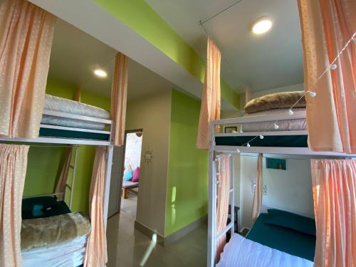 Postel nebo postele na pokoji v ubytování Tag Along Backpackers