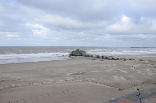 a view of a beach with a pier and the ocean at Appartement Val Rose II, 11de verdieping in Blankenberge